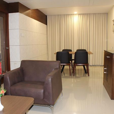 Hotel Grand Gayathri Khammam Buitenkant foto