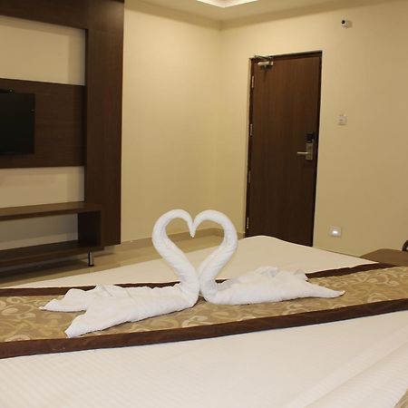 Hotel Grand Gayathri Khammam Buitenkant foto