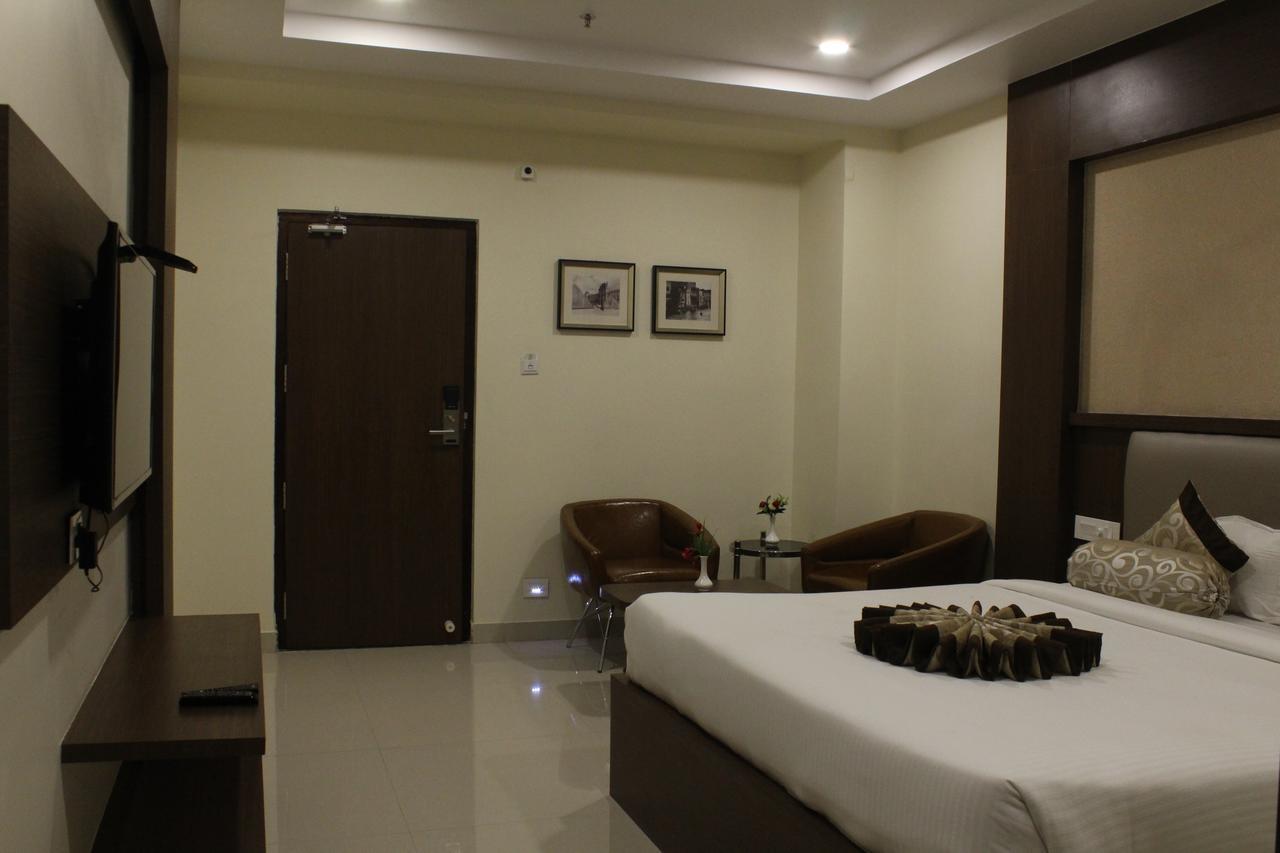 Hotel Grand Gayathri Khammam Buitenkant foto