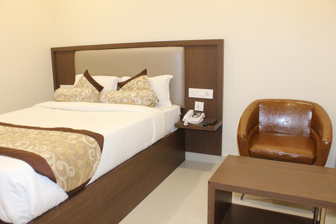 Hotel Grand Gayathri Khammam Buitenkant foto