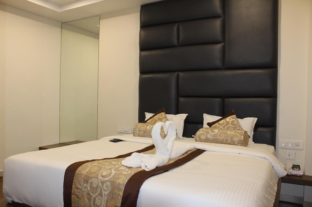 Hotel Grand Gayathri Khammam Buitenkant foto