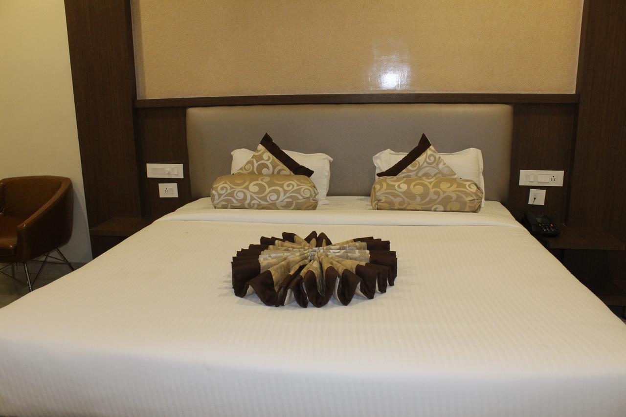 Hotel Grand Gayathri Khammam Buitenkant foto