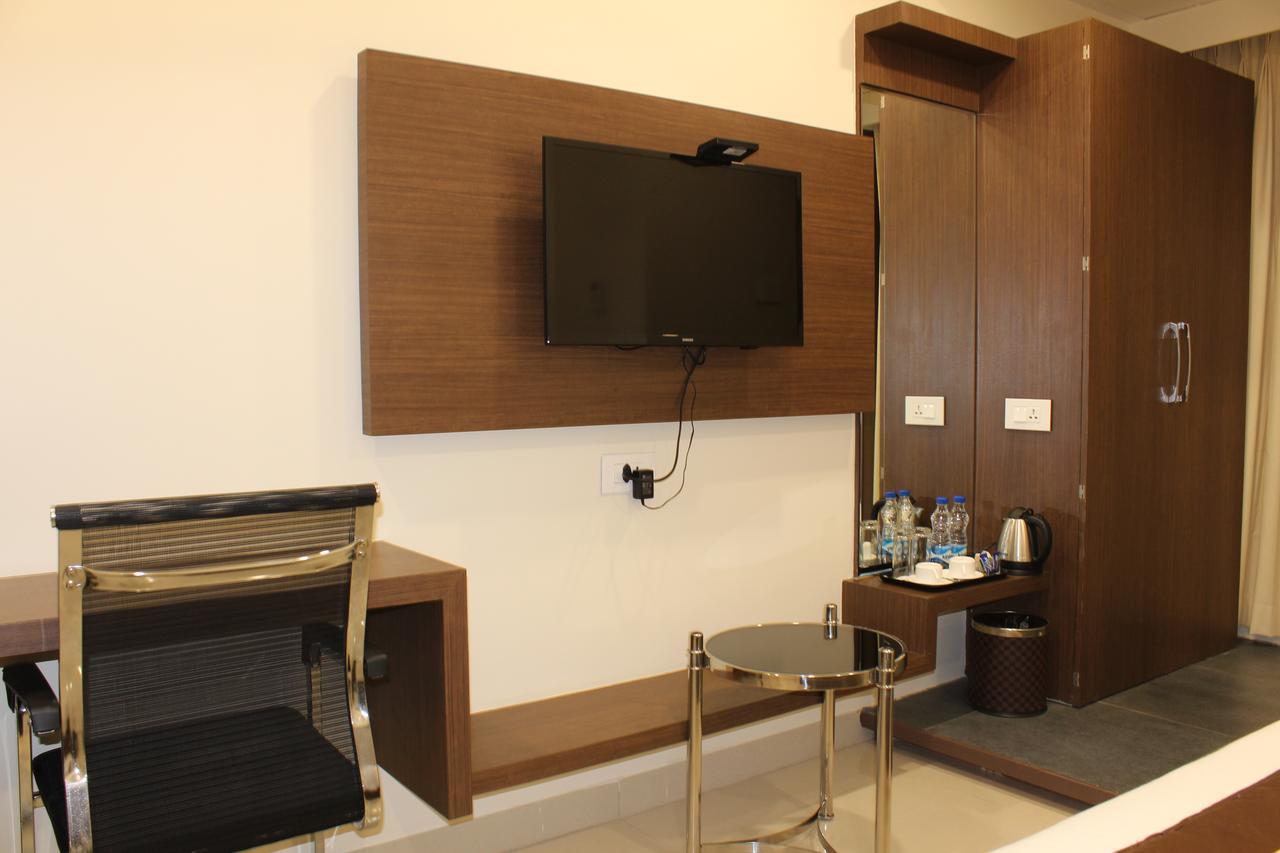 Hotel Grand Gayathri Khammam Buitenkant foto