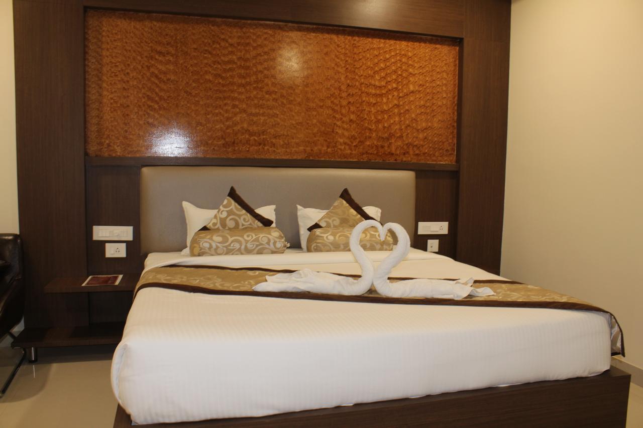 Hotel Grand Gayathri Khammam Buitenkant foto