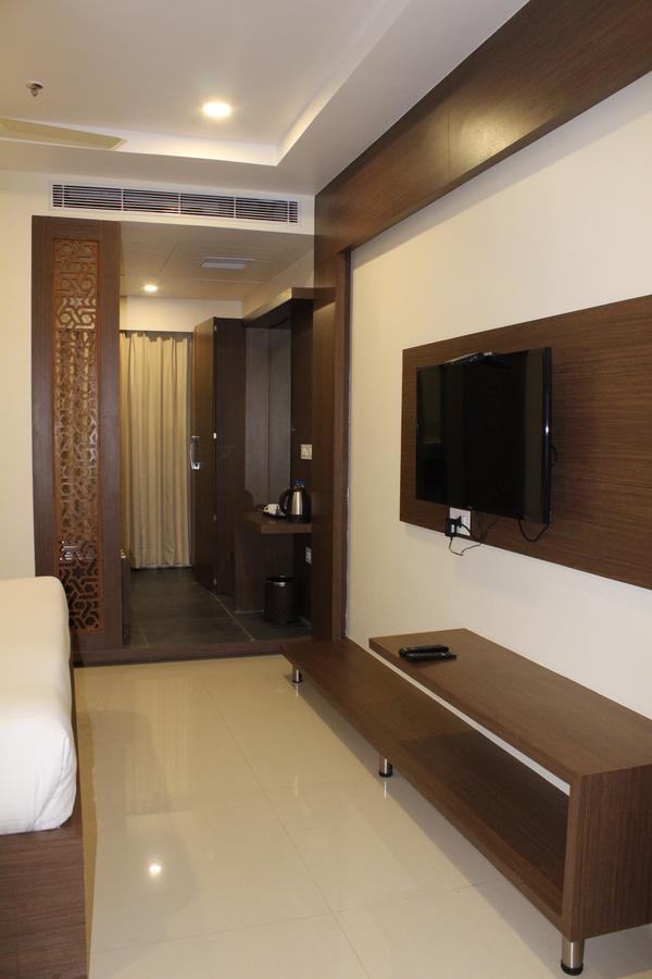 Hotel Grand Gayathri Khammam Buitenkant foto