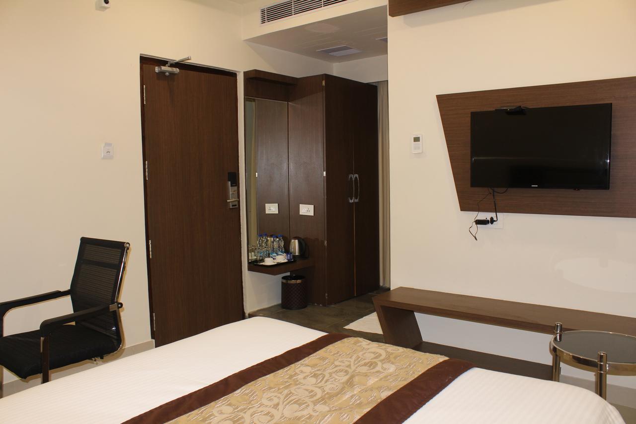 Hotel Grand Gayathri Khammam Buitenkant foto