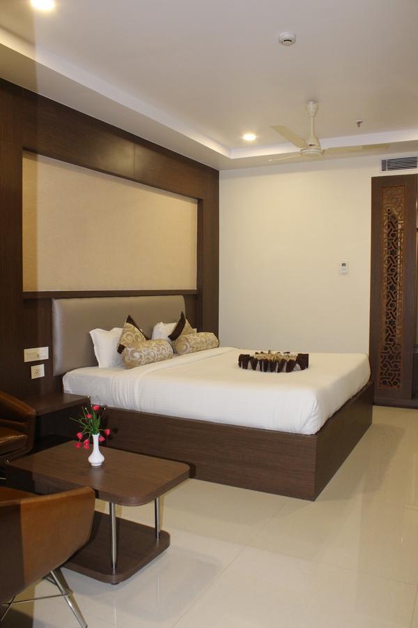 Hotel Grand Gayathri Khammam Buitenkant foto
