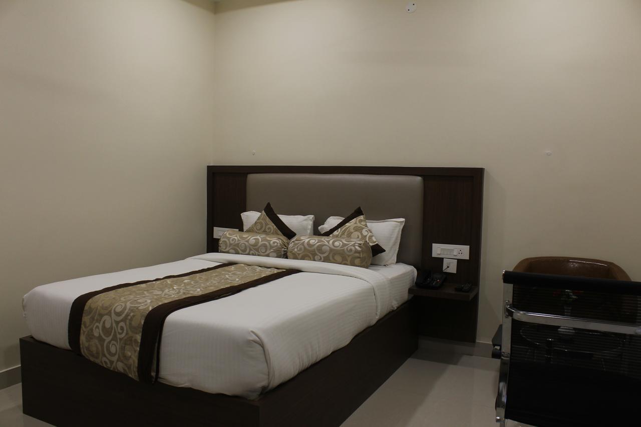 Hotel Grand Gayathri Khammam Buitenkant foto