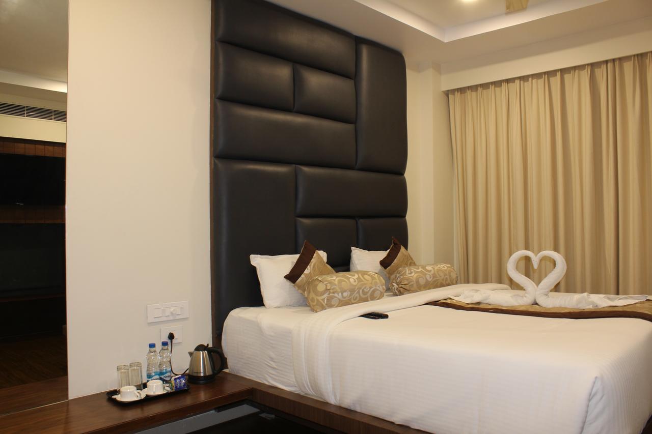 Hotel Grand Gayathri Khammam Buitenkant foto