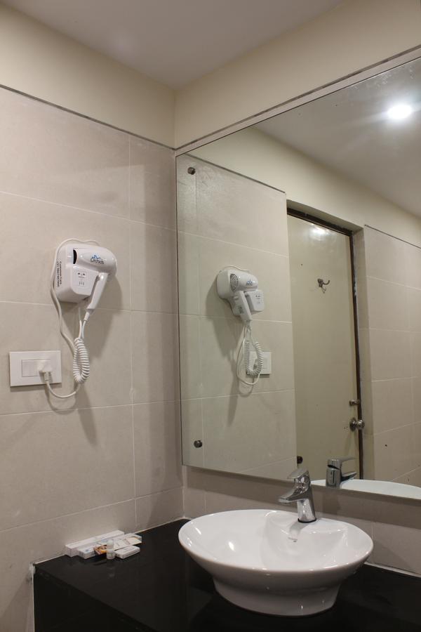 Hotel Grand Gayathri Khammam Buitenkant foto