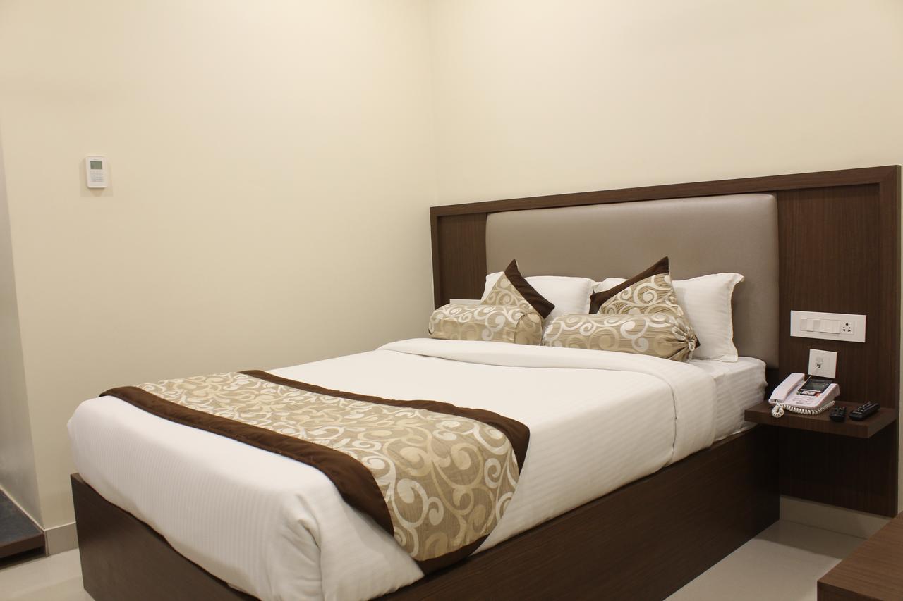 Hotel Grand Gayathri Khammam Buitenkant foto