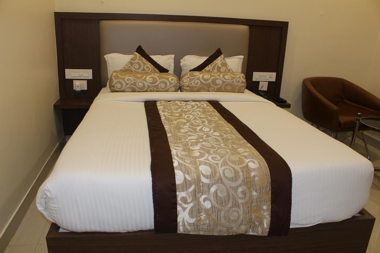 Hotel Grand Gayathri Khammam Buitenkant foto
