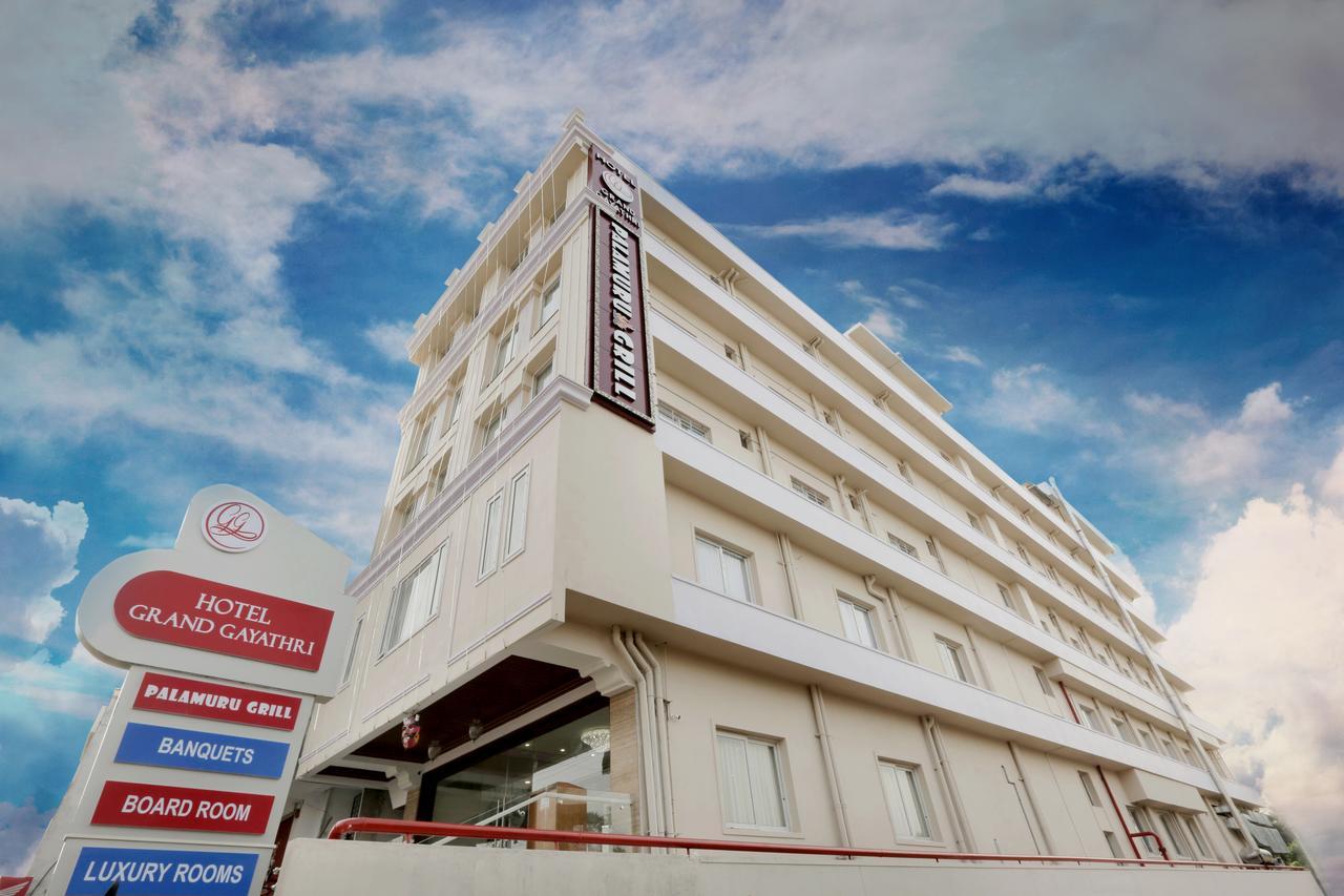 Hotel Grand Gayathri Khammam Buitenkant foto