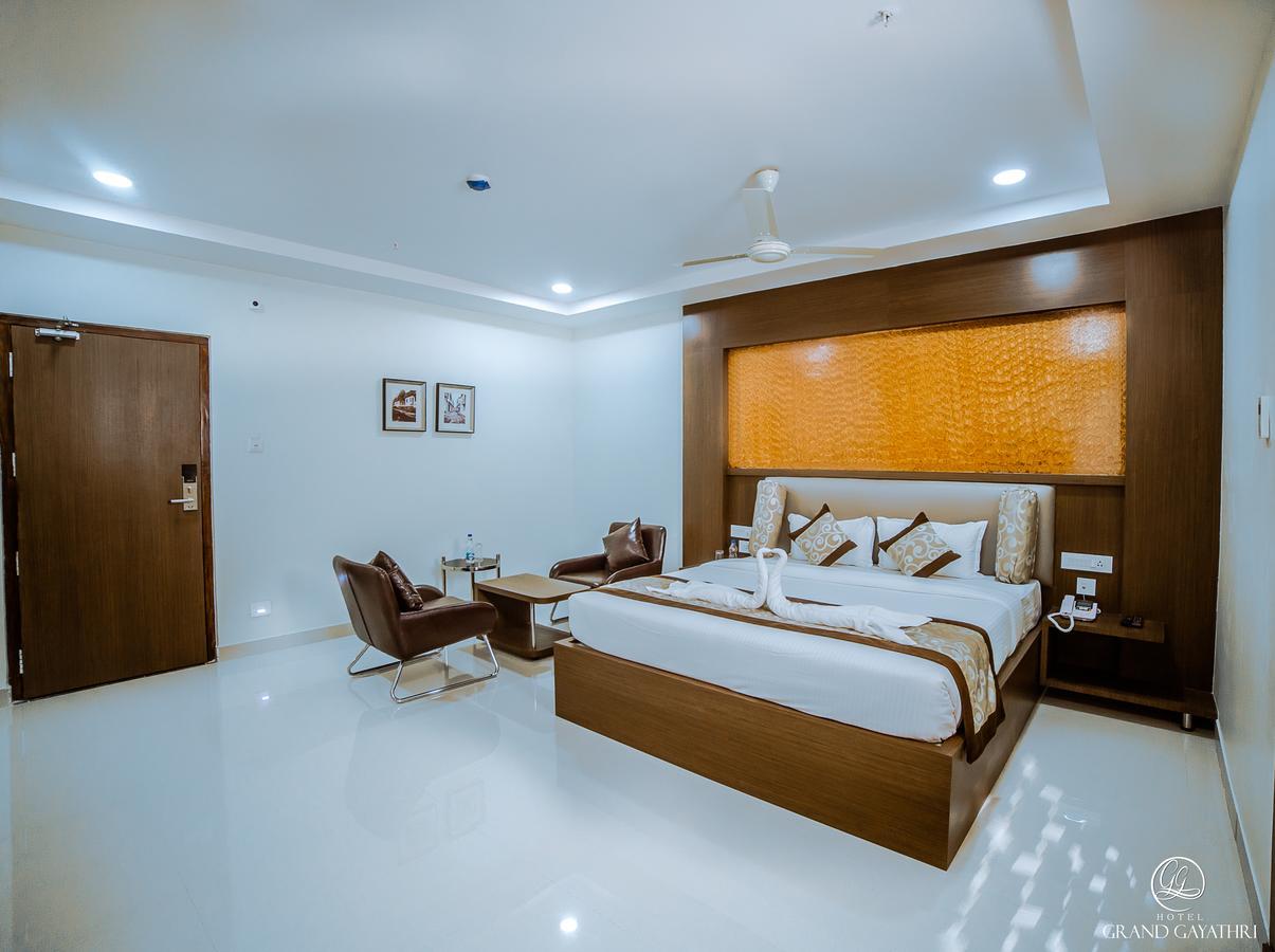 Hotel Grand Gayathri Khammam Buitenkant foto