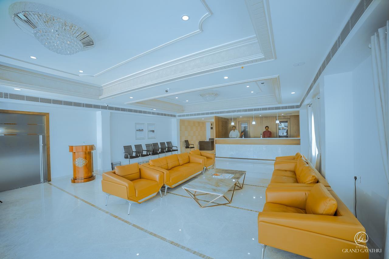 Hotel Grand Gayathri Khammam Buitenkant foto