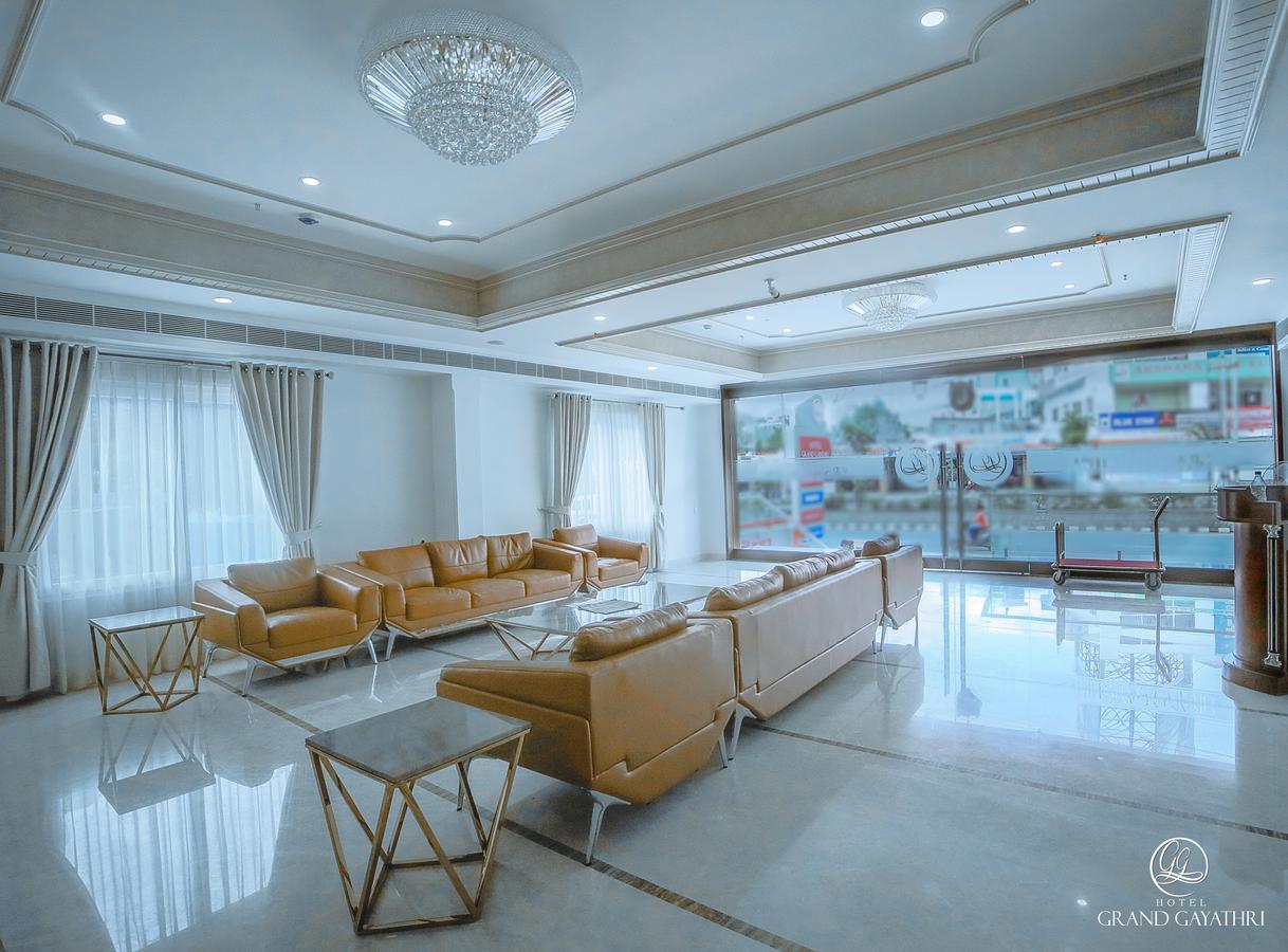 Hotel Grand Gayathri Khammam Buitenkant foto